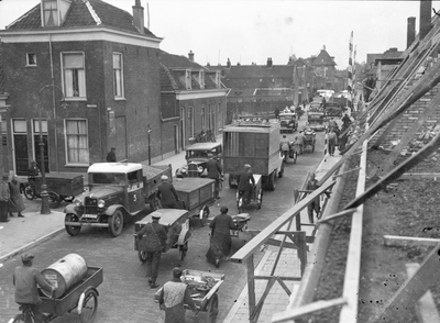 400151 Afbeelding van de verkeersdrukte met bakfietsen, handkarren, vrachtauto's en personenauto's in de Kerkweg te ...